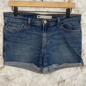 Levi’s Roll Up Shorts l SIZE 29